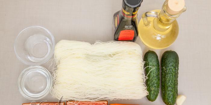 Как приготовить салат из фунчозы с овощами